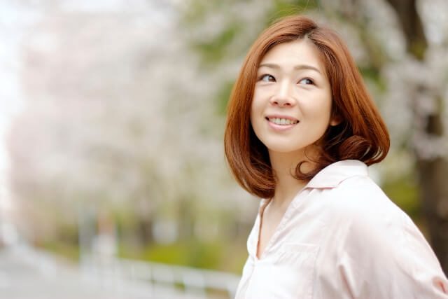 笑顔の大人の女性